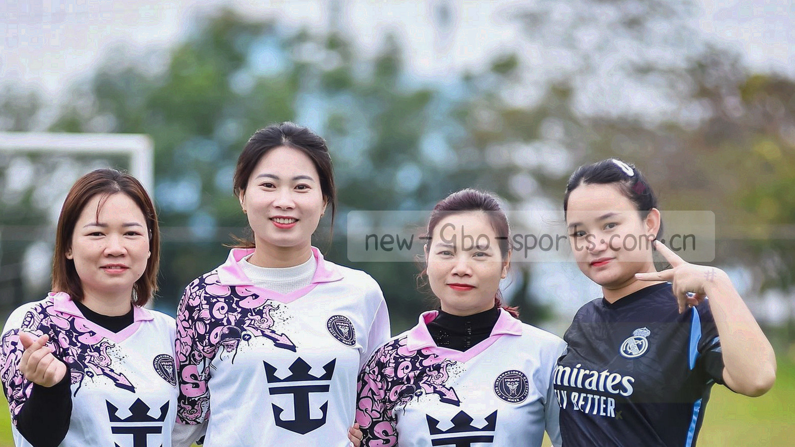 深墨蓝背景上的抽象数据网格与荧光青加密线条纹理